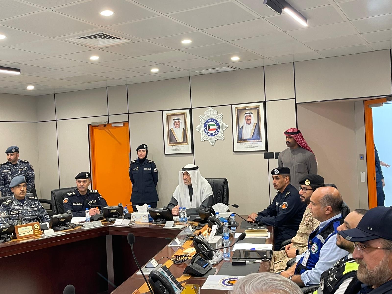 النائب الأول لرئيس مجلس الوزراء ووزير الداخلية الشيخ فهد يوسف سعود الصباحخلال زيارته لغرفة العمليات التابعة للادارة العامة للدفاع المدني